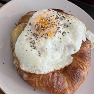 Huevo con croissant