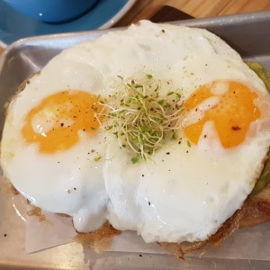 Huevos sobre pan con aguacate 