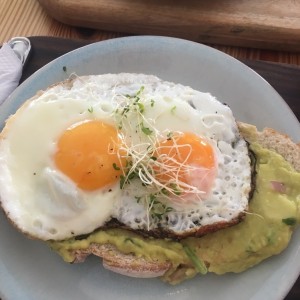 tostada de aguacate