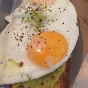 huevos y aguacate