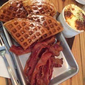 waffles con bacon