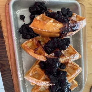 Waffles en salsa de blueberry