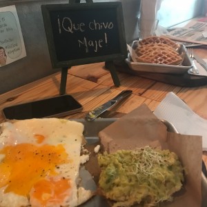 Aguacatada y Waffles