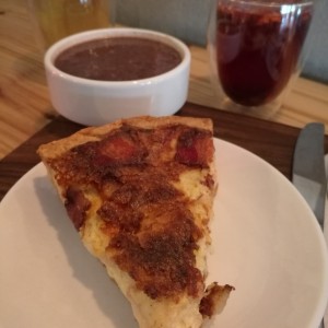 combo de quiche Lorraine, sopa de frijoles e infusion