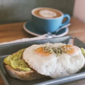 tostadas con guacamole y huevos. 