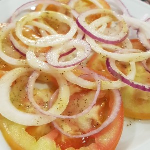 Ensalada de tomate con cebolla morada.