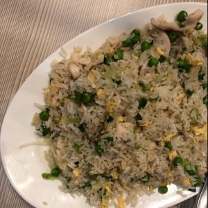 Arroz con hojas de mostaza picada y pollo