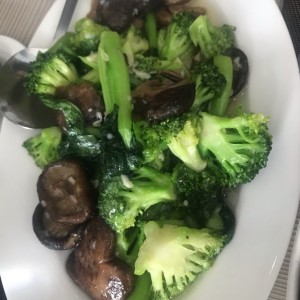 Broccoli y hongos salteados con ajo