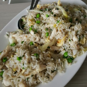 Arroz con tiritas de pollo y lechuga