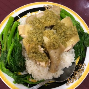 Pat Chin Kai con arroz blanco y hojas de mostaza