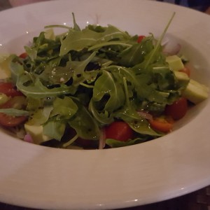 ensalada de aguacate y rucula