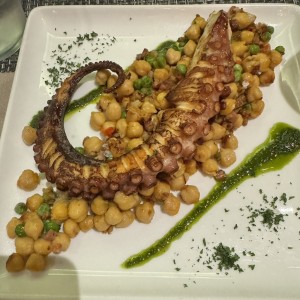 Pulpo Grillado sobre Lecho de Garbanzos