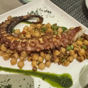 Pulpo Grillado sobre Lecho de Garbanzos