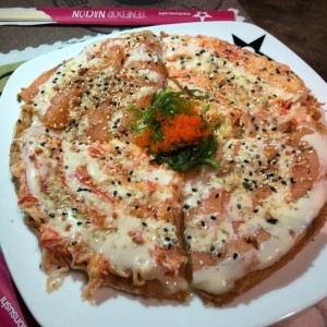 Pizza de Sushi Mitad Salmon y Mitad Cangrejo