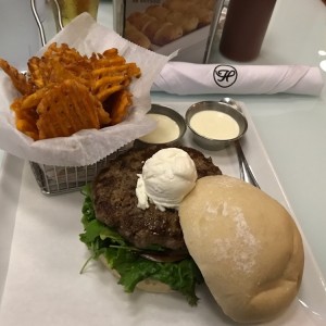 hamburguesa customizada con queso de cabra