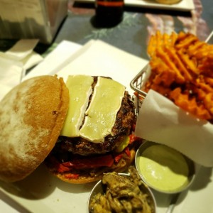 hamburguesa con queso brie y hongos