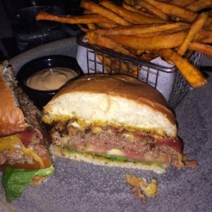 humo burger + papas de camote