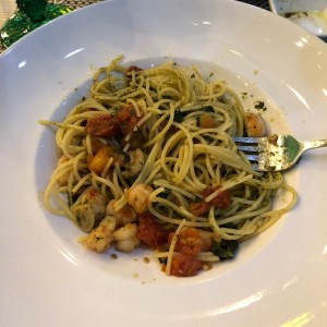 spaghetti gluten free con camarones y tomates seco