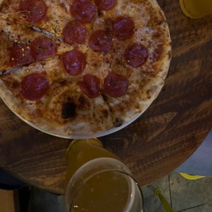 pizza de peperonni y cerveza grand cru