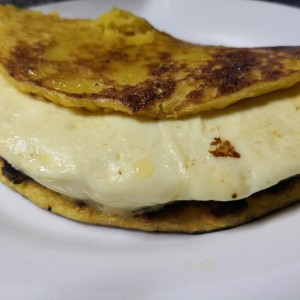 CACHAPA con queso de mano y mantequilla