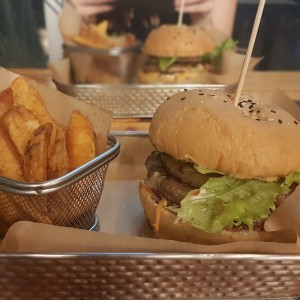 Devoro Burger con papas fritas