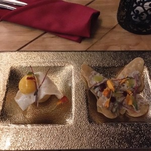 Huevo de codorniz sobre causa y tortilla de maiz en forma de mariposa