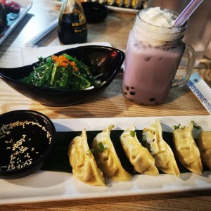 Ensalada de Wakame, bubble tea de Taro, gyozas 