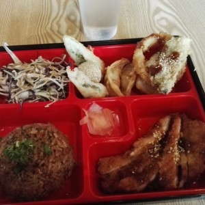 Arroz, pollo, tempura y ensalda