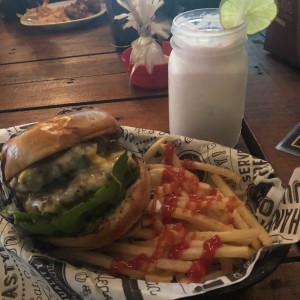 Hamburguesa Criolla ?? y Limonada de Coco