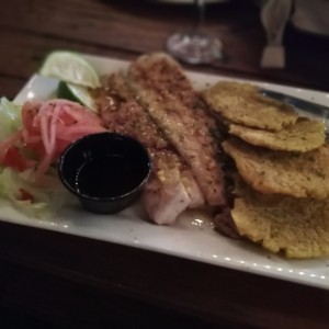 Filete de corvina al ajillo con patacones