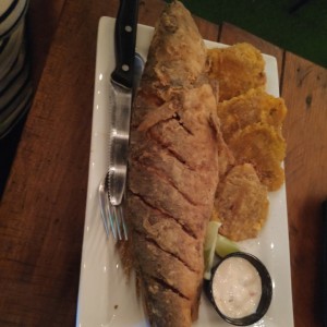 Pescado frito con patacones