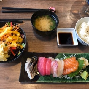 Sashimi, sopa miso, arroz y ensalada
