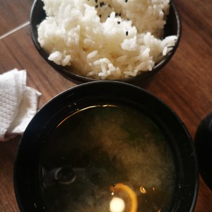 Entradas calientes - Sopa de Miso y arroz blanco