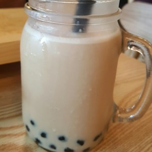 Te negro con leche y perlas de tapioca