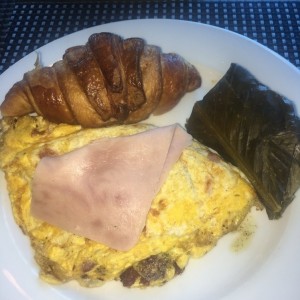omelette con jamon y tamales