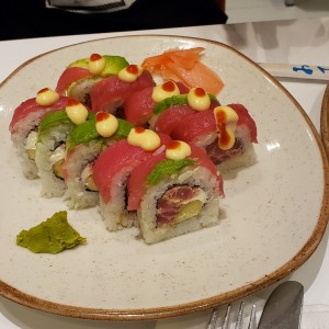 spicy tuna sushi