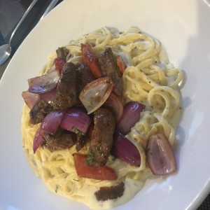 Pasta Fetuccini en Salsa Blanca con Res