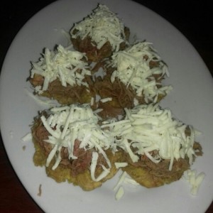 Patacones con carne y queso