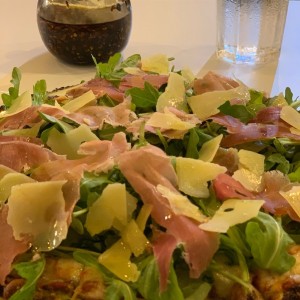 pizza prosciutto e tartufo en masa keto de broccoli 