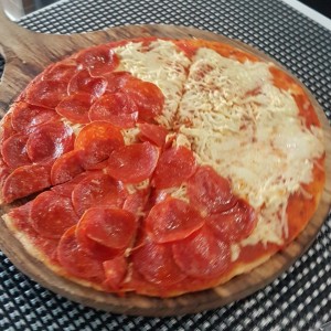 Pizza pepperoni de queso vegano y masa gluten free