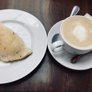 Empanada de Queso - Cafe con Leche