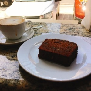 Pan de quineo con nueces y capucchino