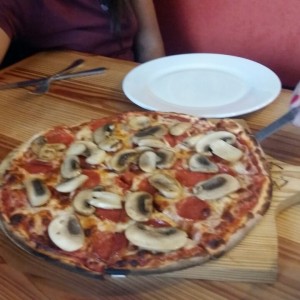 pizza peperoni hongos 