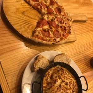 Pizza de pepperoni y pollo y lasagna