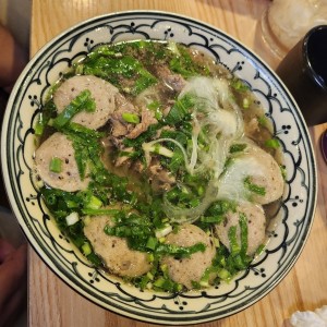 Fideos de Pho Salteados con Res y Vegetales