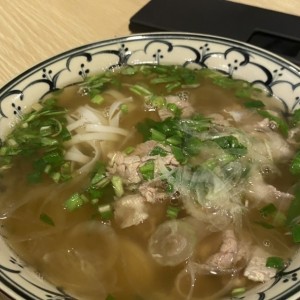 Sopa con Fideos de Arroz y Carne de Res Bien Cocida