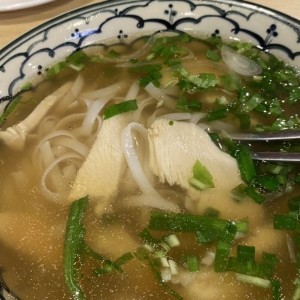 Sopa con Fideos de Arroz y Pollo