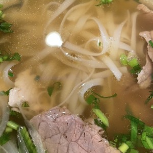 Pho con pollo y cerdo asado 