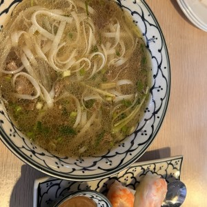 Fideos de Pho Salteados con Res y Vegetales