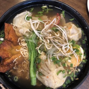 Sopa Wonton con puerco estilo vietnamita 